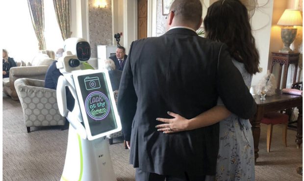 این ربات در مجالس عروسی عکاسی می کند!