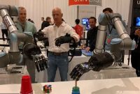 دستکش هایی که بازوی رباتیک را کنترل می کنند