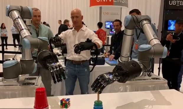 دستکش هایی که بازوی رباتیک را کنترل می کنند