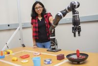 ربات امدادی که با اشیای دم دستش ابزار تازه می سازد