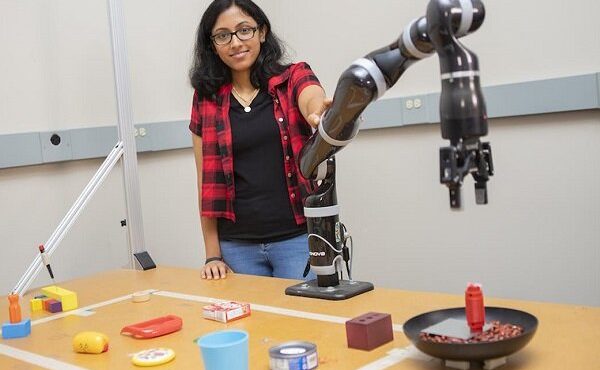 ربات امدادی که با اشیای دم دستش ابزار تازه می سازد