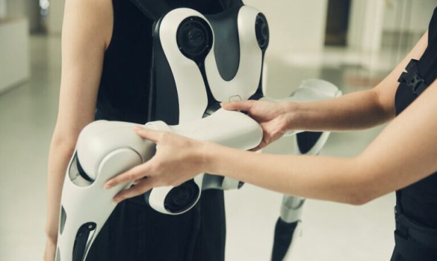 گجت پوشیدنی با ۶ بازوی رباتیک به کمک معلولان می آید