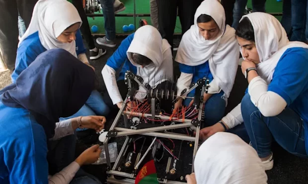 نجات نیمی از تیم رباتیک دختران افغانستان از دست طالبان